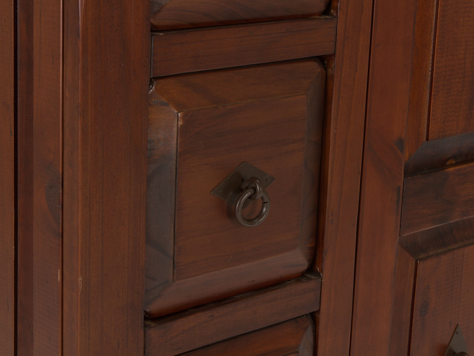 Detailbild: Frontansicht der lackierten Pinienholz-Schublade des Highboards Catana (braun) mit markantem Metall-Ringgriff.