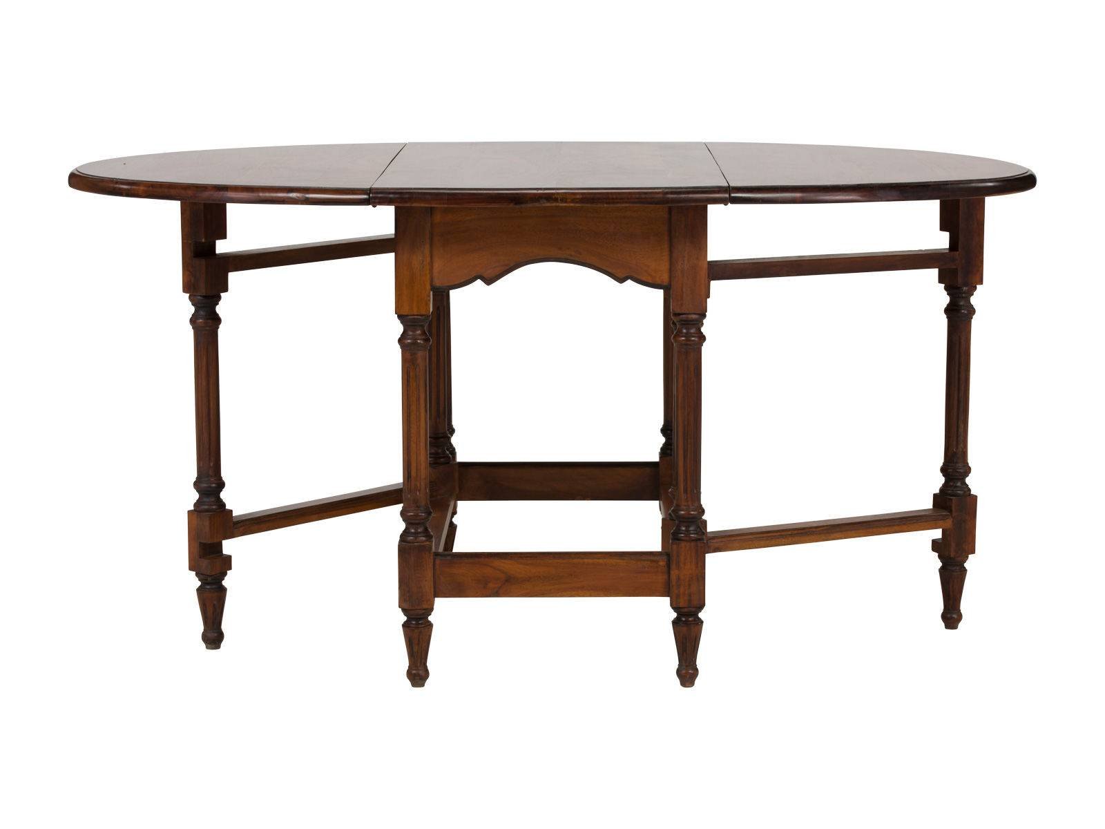 Ausziehbarer Kulissentisch aus massiver Eiche, warme Holzoberfläche in modernem Esszimmer mit Stühlen und Dekoration