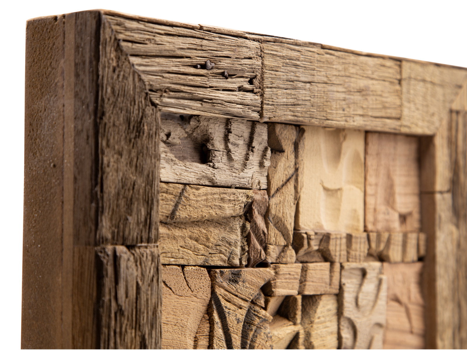 45°-Detailansicht: Wandbild Kavali 30×30 aus recyceltem Hartholz mit naturbrauner, unbehandelter Oberfläche und reliefartiger Struktur.