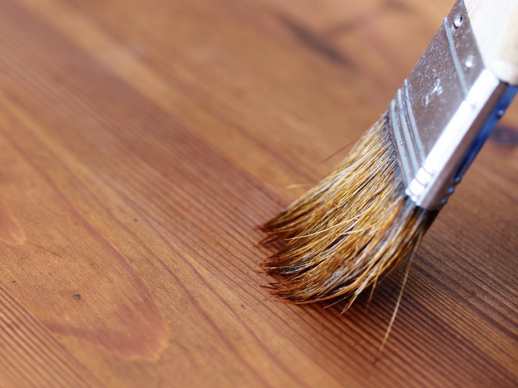 Nahaufnahme geölte Holzmaserung mit warmem Glanz, sichtbarer Struktur und natürlichen Braun- bis Honigtönen