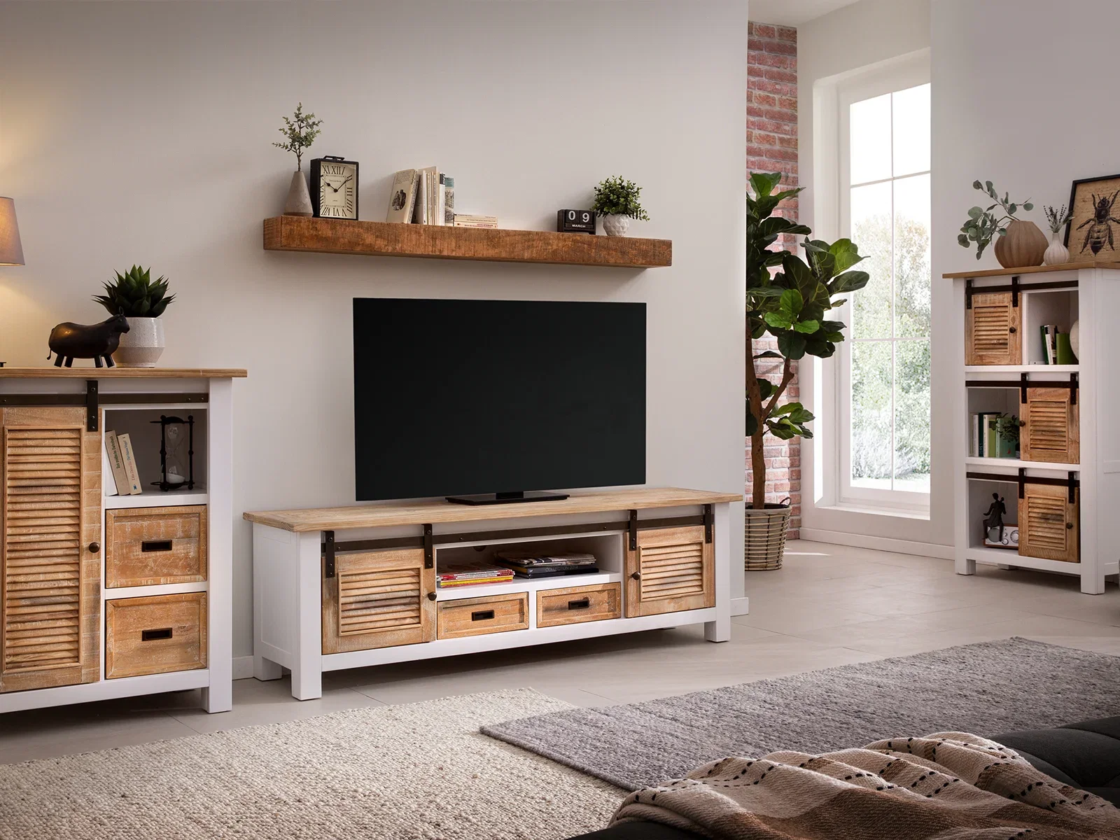 Wohnzimmer im Landhausstil mit TV-Lowboard, Sideboards und Wandregal in Weiß und Naturholz, dekorativ eingerichtet