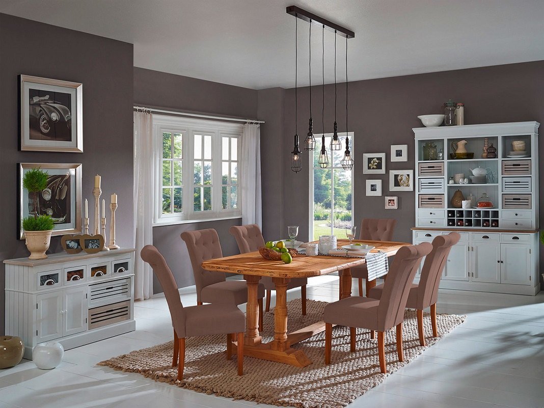 Helle Holz-Küchenanrichte im modernen Esszimmer, dekoriert mit Pflanzen und Keramik – skandinavischer Stil.