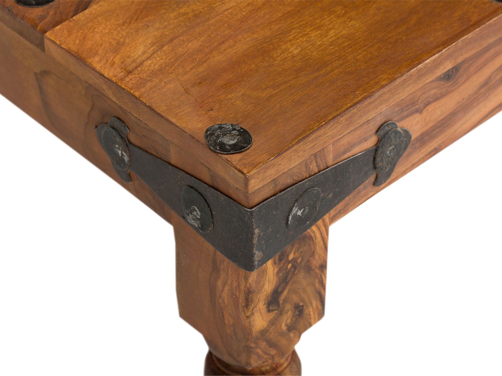 Detailansicht 45°: braun lackierte Akazienholz-Tisch-Ecke mit antiker Metallbeschlagkante, Maserung und Eckverstärkung