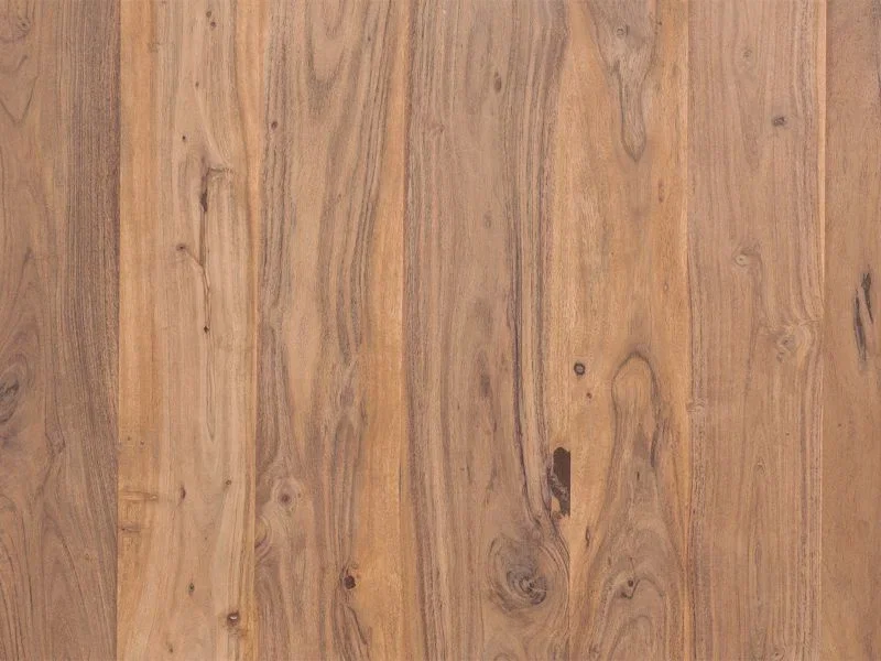Charaktervolle Holzstruktur aus Massivholz mit individueller Zeichnung und warmen Naturtönen.