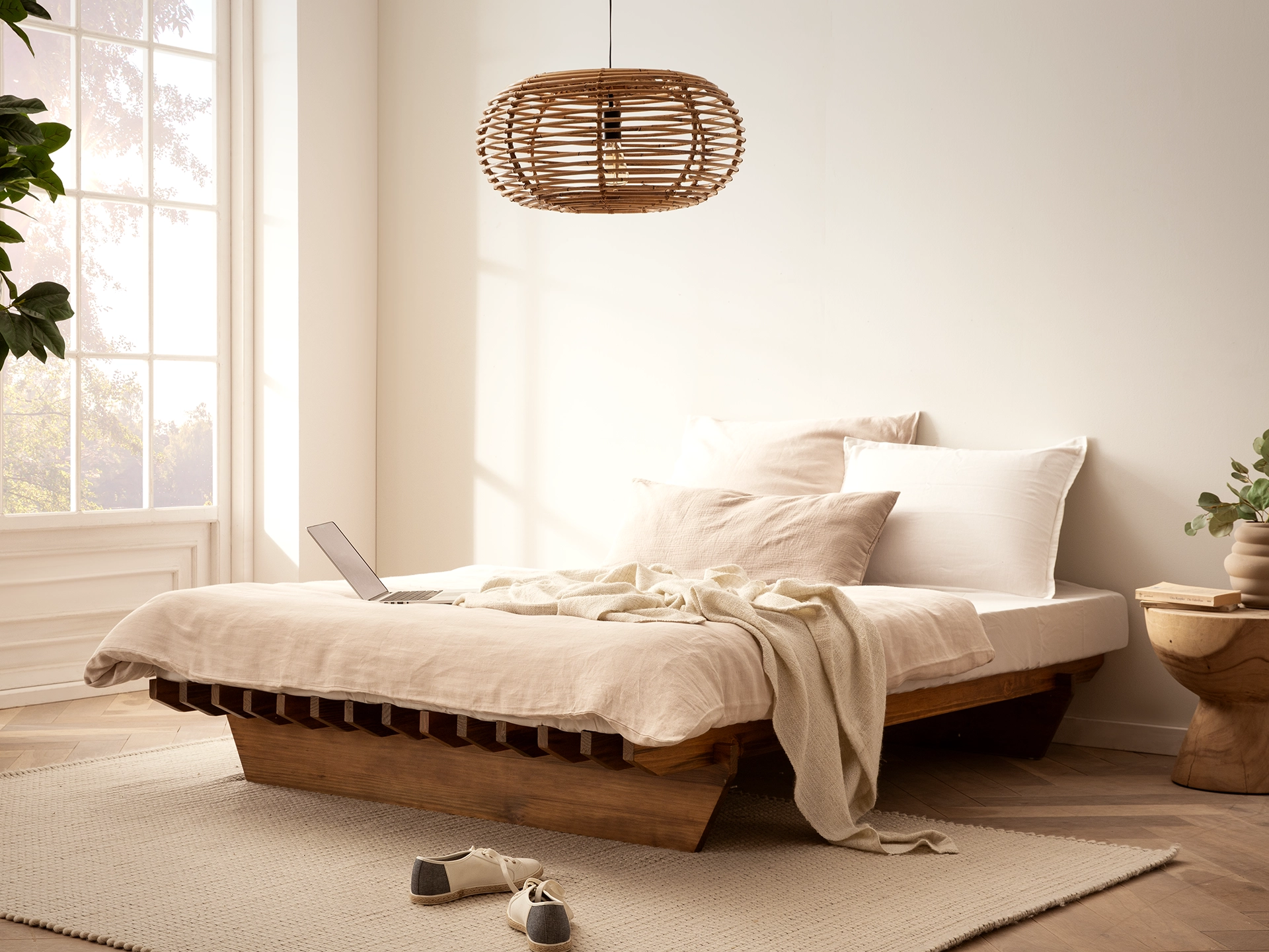 Moderner Holzstuhl „Cannes“ in wohnlichem Ambiente, helles Holz, schlichter Sitz und neutrale Farbtöne