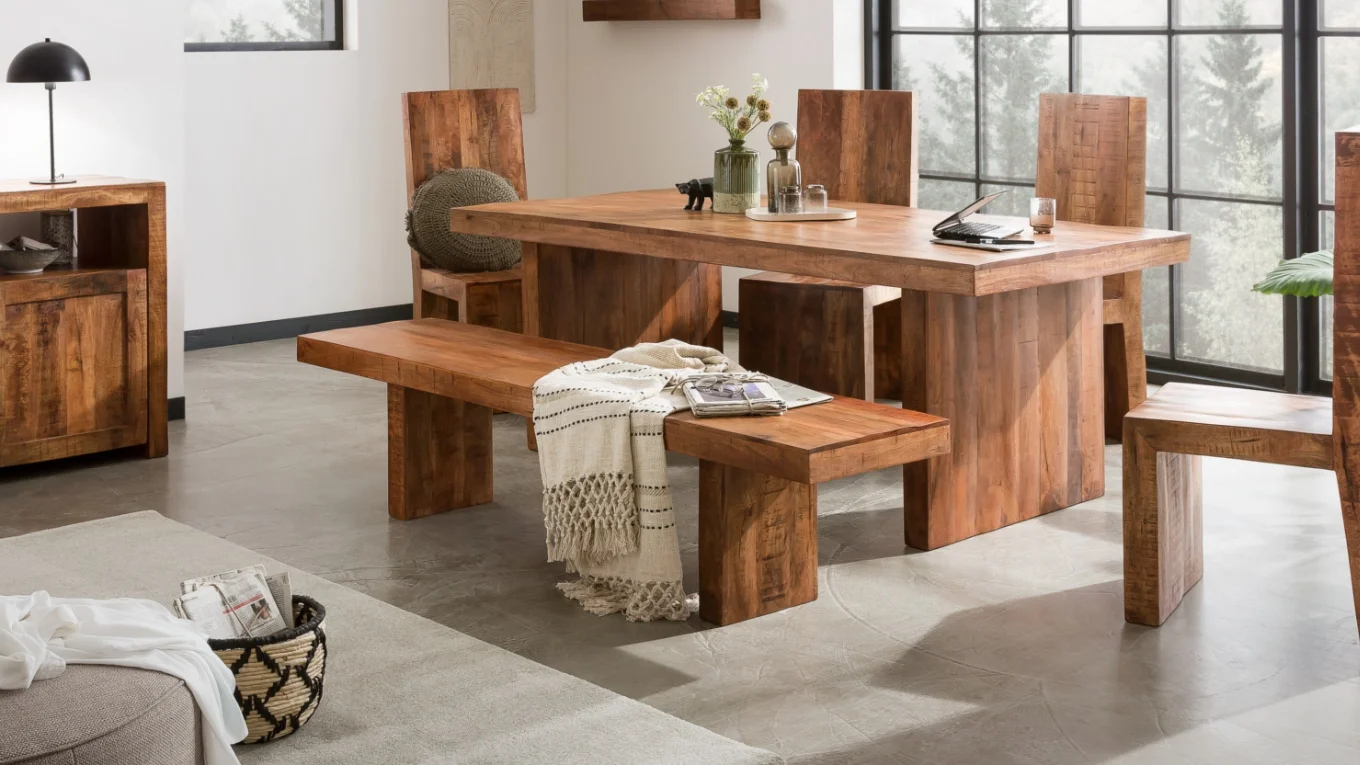 Freigestelltes Produktfoto: modernes Holzmöbel, skandinavisch-minimalistisch, warme Holztöne auf hellem Hintergrund