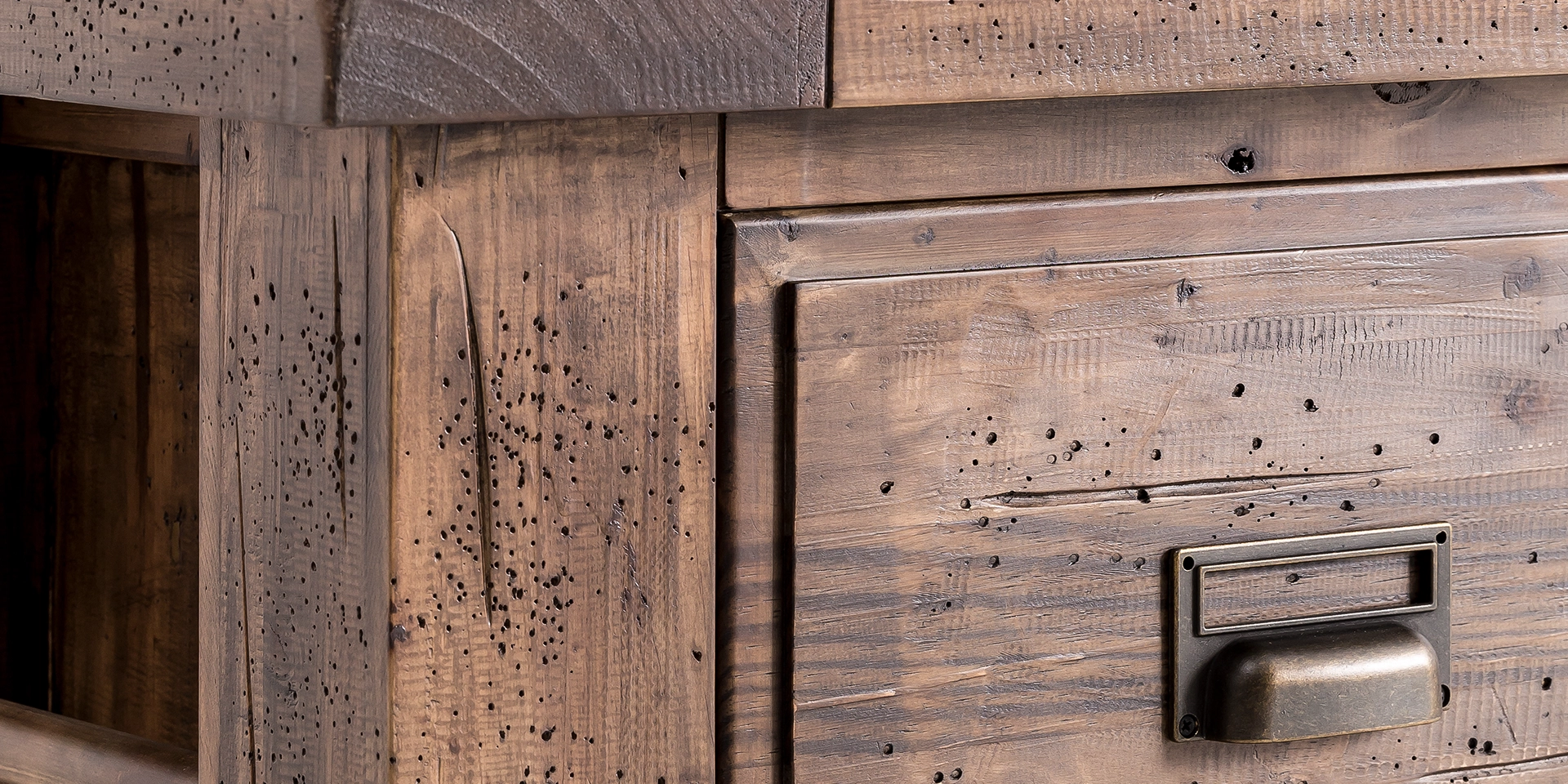 Detailaufnahme eines Cancun-Möbels: warme Naturholzoberfläche, sichtbare Maserung, Kanten und feine Holzstruktur