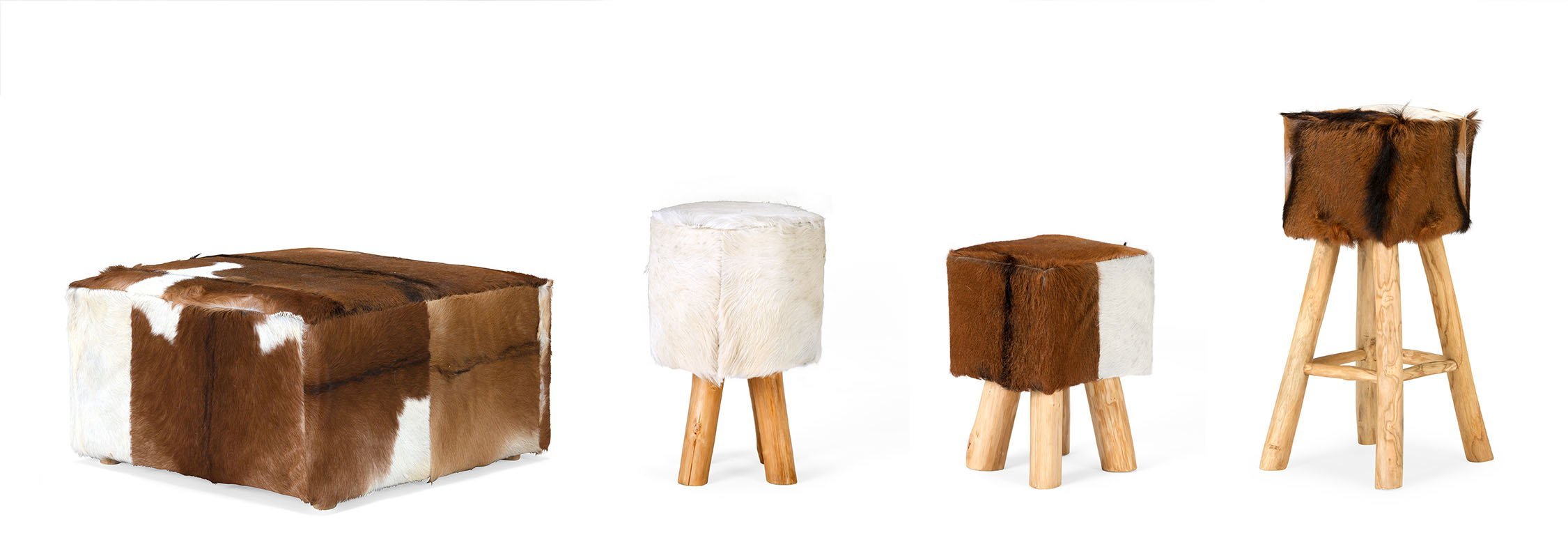 Verschiedene Fellhocker auf Holzbeinen in Weiß, Grau und Natur – flauschige Sitzhocker im modernen, gemütlichen Wohnambiente