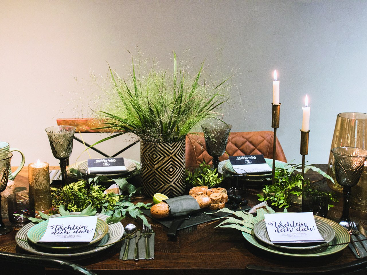 Kleiner Holztisch im skandinavischen Stil, helle Holzoberfläche, dekoriert mit Vase, Grünpflanze und Accessoires im gemütlichen Wohnzimmer