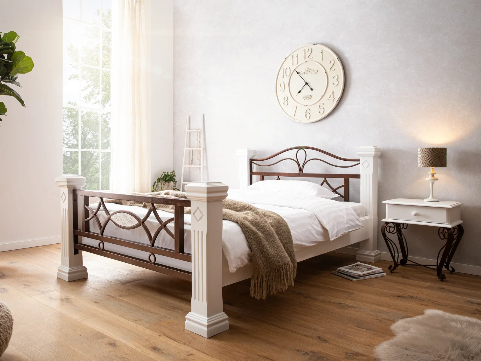 Helles Schlafzimmer mit Holzbett Byzanz, weißen Pfosten, dunklem Metallgestell und natürlichen Wohnaccessoires