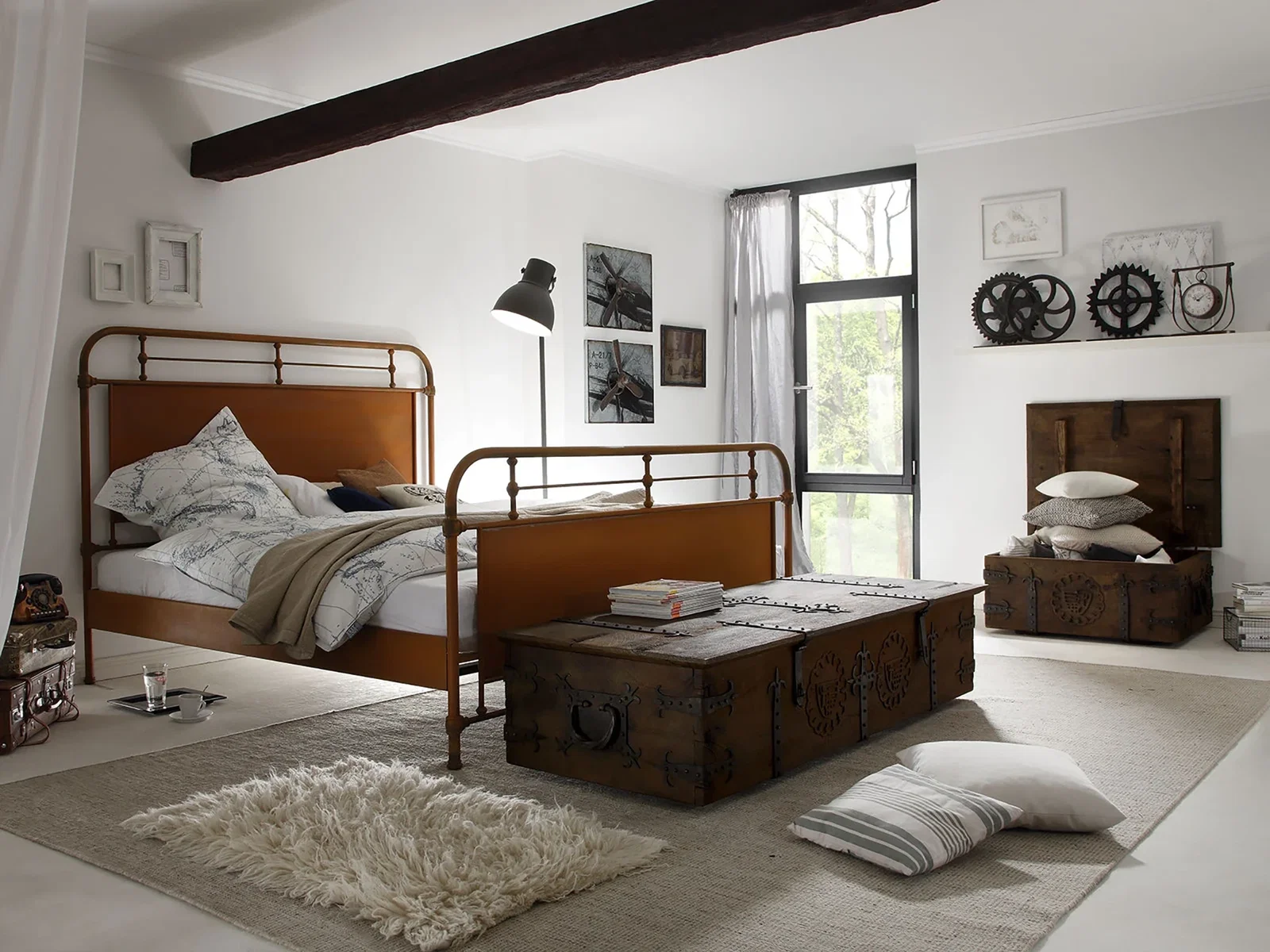 Ambienteaufnahme des Aladin-Holzmöbels mit warmer Holzmaserung in modernem Wohnraum, stilvoller, natürlicher Look