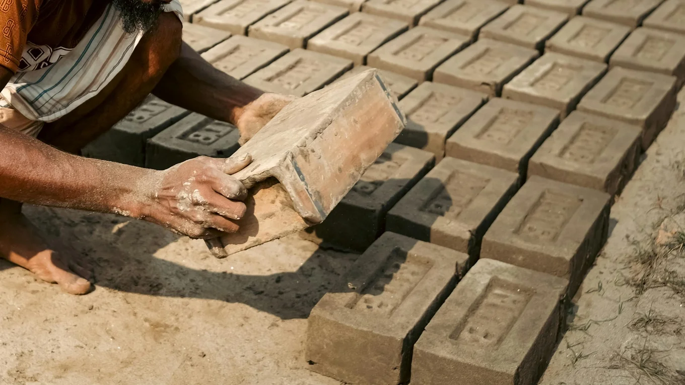 Vintage Ziegelformen aus Holz als dekorative Boxen in warmem, rustikalem Ambiente; Shabby-Chic Deko in Natur- und Brauntönen.