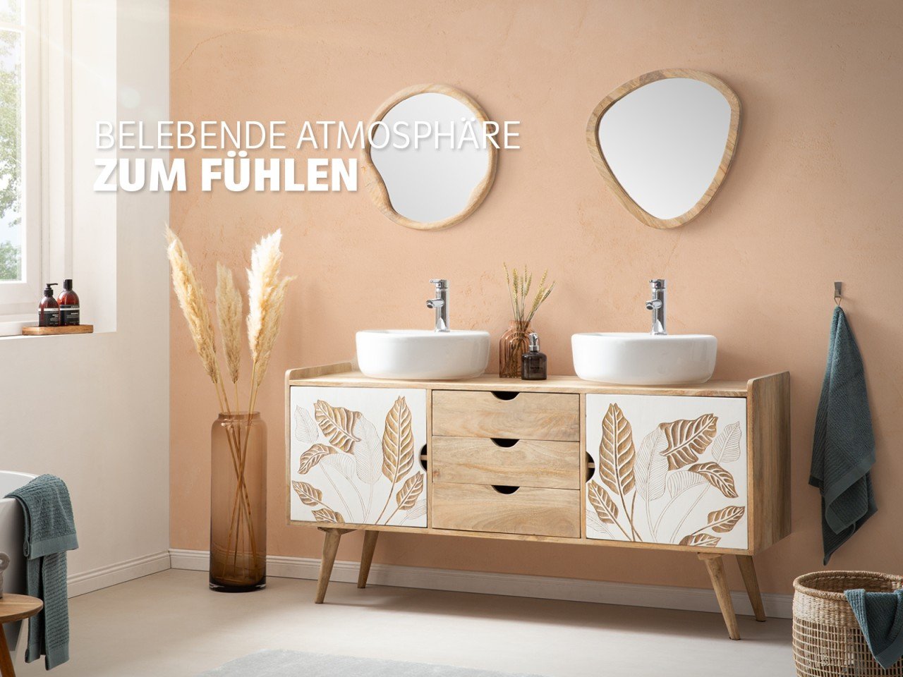 Modernes Badmöbel 'Peach Fuzz' mit pfirsichfarbenem Waschtischunterschrank, weißer Keramik, Spiegel und warmem Holzambiente