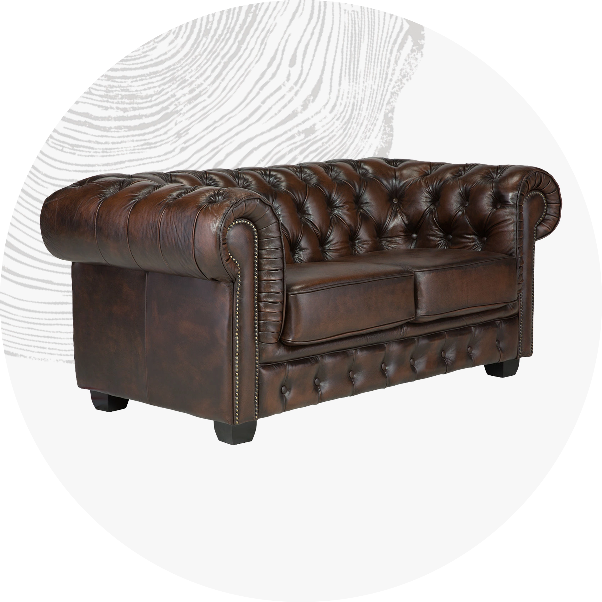 Polstermöbel-Sitzgruppe (Sofa & Sessel) in gemütlichem Wohnzimmerambiente mit Holzfußboden und dekorativen Kissen