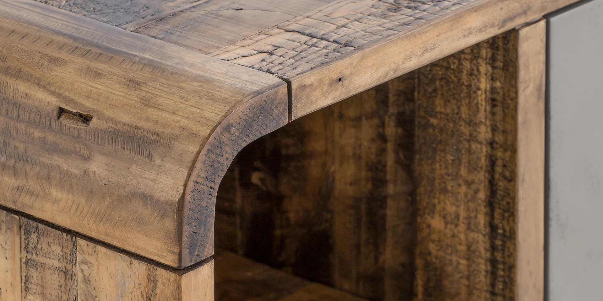 Detailaufnahme der warmen Massivholz-Maserung und Kantenbearbeitung eines Dingle-Tisches, geölte Oberfläche, natürliche Farbtöne