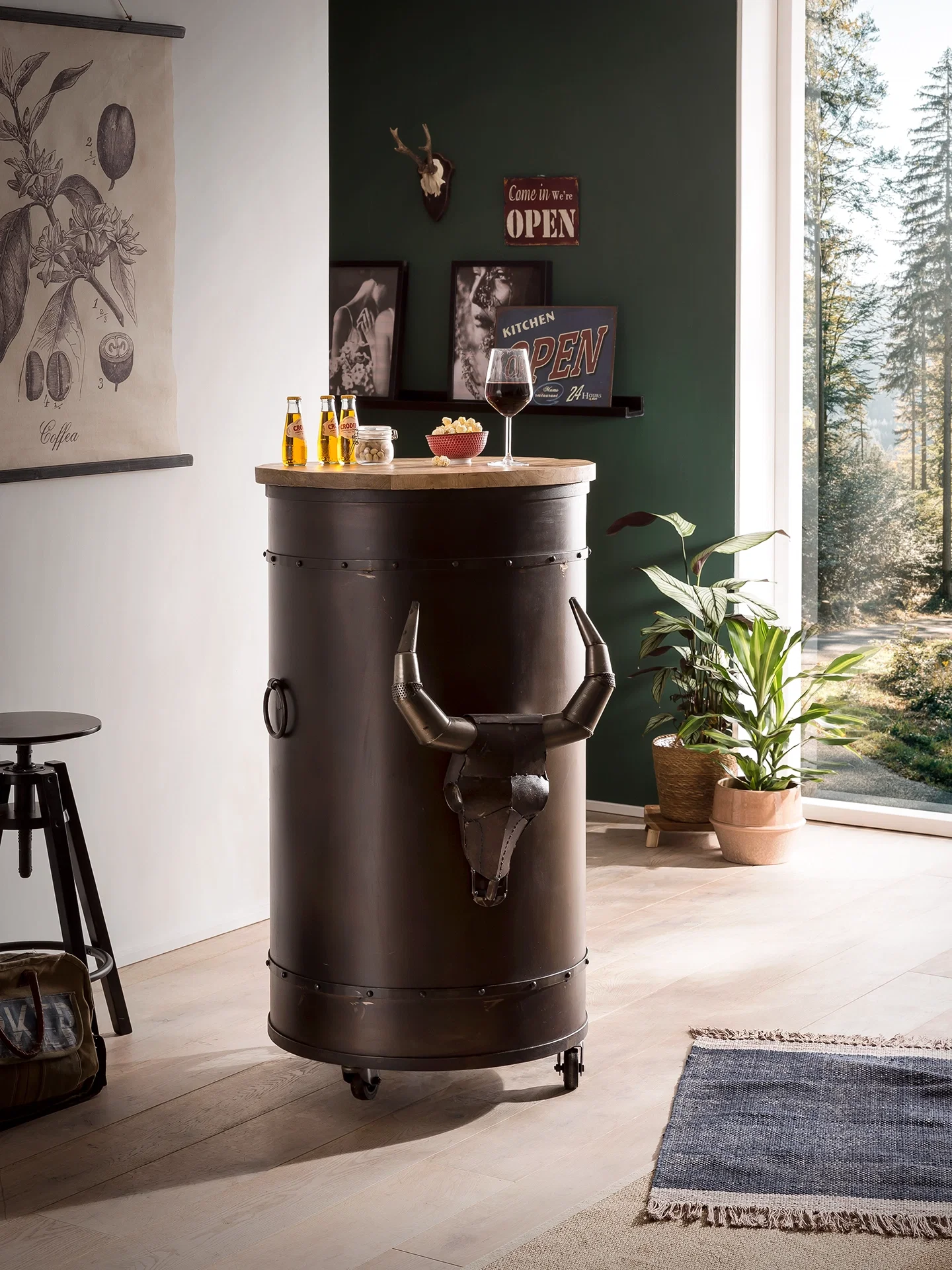 Hoher Yorkshire II Schrank im Ambiente – Landhaus-Holzdesign mit warmem Finish, klaren Linien und dezenten Griffen vor hellem Wohnraum.
