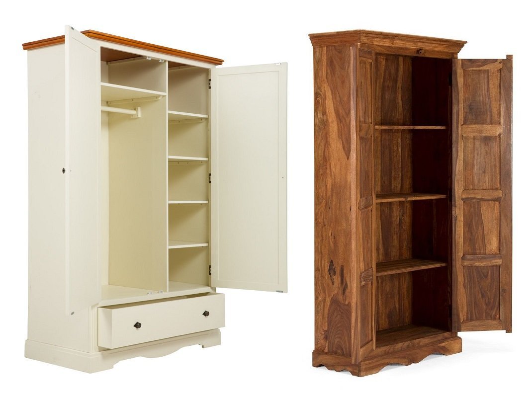 Moderner offener Kleiderschrank mit hängender Kleidung, gefalteten Pullovern und Wäschekörben in hellem, aufgeräumtem Schlafzimmer-Ambiente