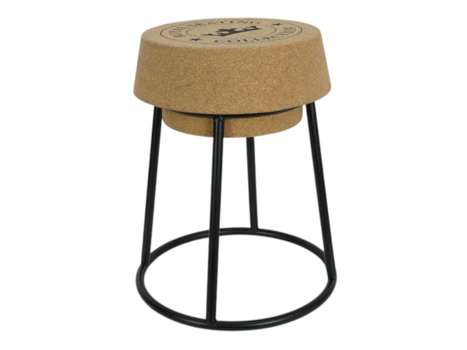 Hocker Corko – brauner Kork-Metall-Hocker (40×50×40 cm), Freisteller in 45°-Ansicht, stabile Metallbeine, runde Sitzfläche. Hocker Corko – brauner Kork-Metall-Hocker (40×50×40 cm), Freisteller in 45°-Ansicht, stabile Metallbeine, runde Sitzfläche.