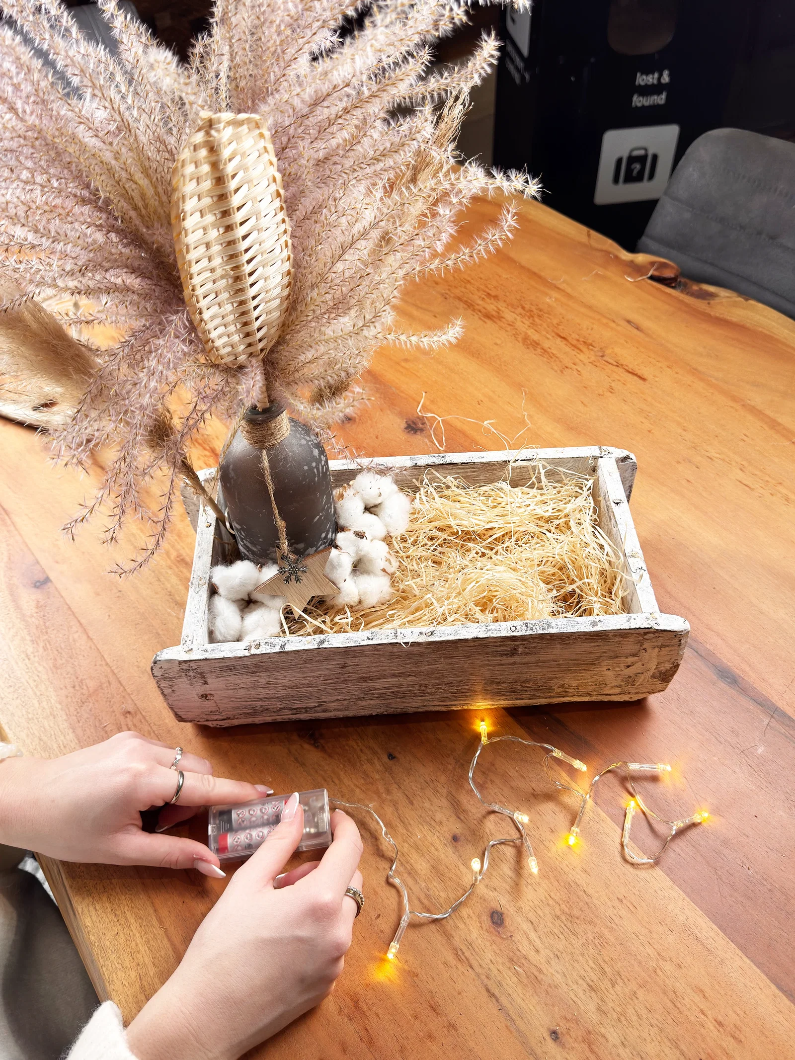 Boho-Luisa Möbelstück im Boho-Stil aus Naturmaterialien, warme Erdtöne und kuschelige Textilien für gemütliches Wohnambiente