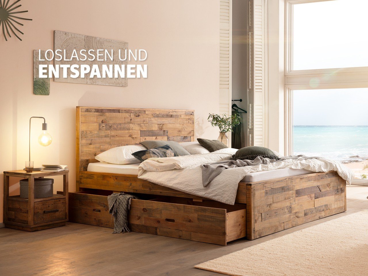 Mayari-Bett in Peach Fuzz - roséfarbenes, gepolstertes Bett in modernem, gemütlichem Schlafzimmer-Inspirations-Setup