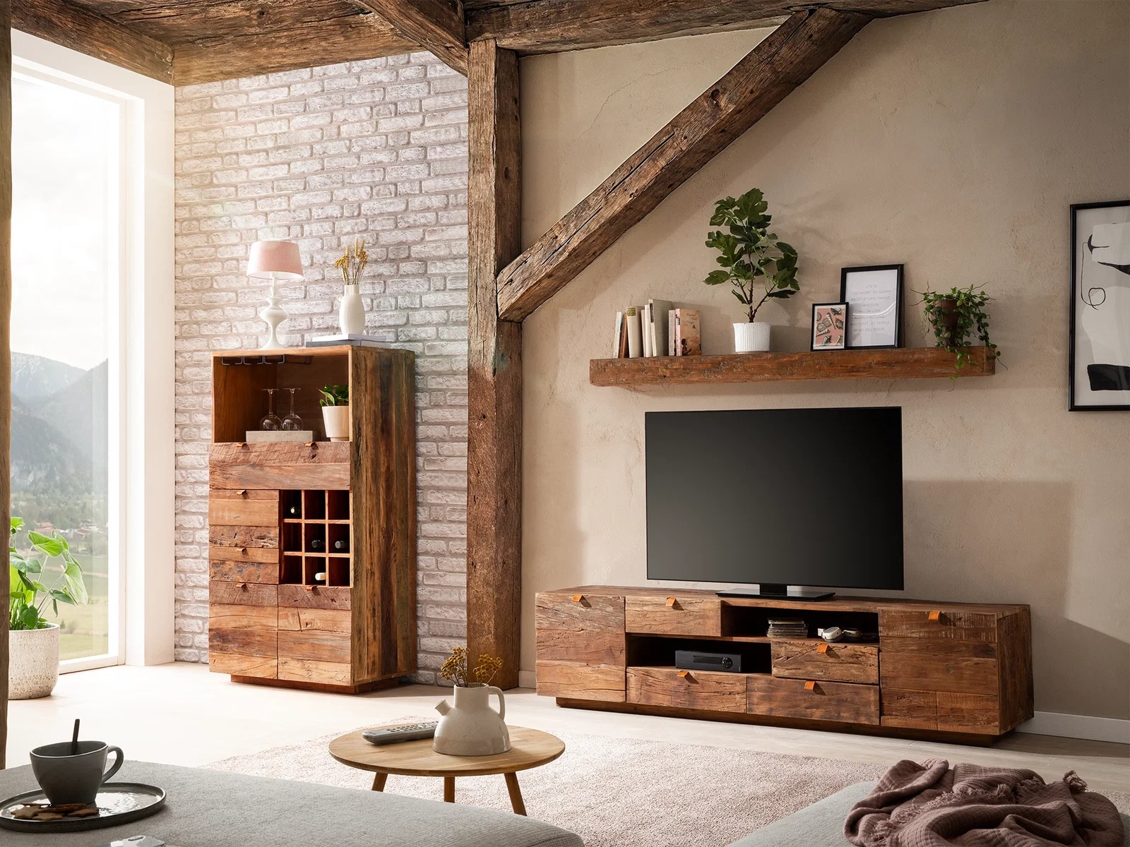 Wohnzimmer mit Massivholzmöbeln als Inspiration für verschiedene Wohnstile