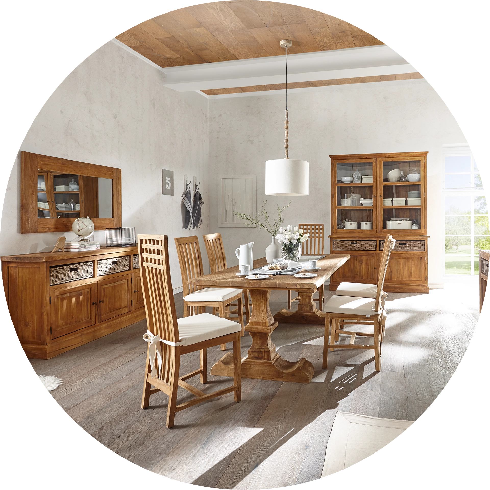 Banner 'Wohnstile - Eleganter Landhauscharme': helles Landhaus-Wohnzimmer mit Holzmöbeln, gemütlichem Sofa und warmem Dekor