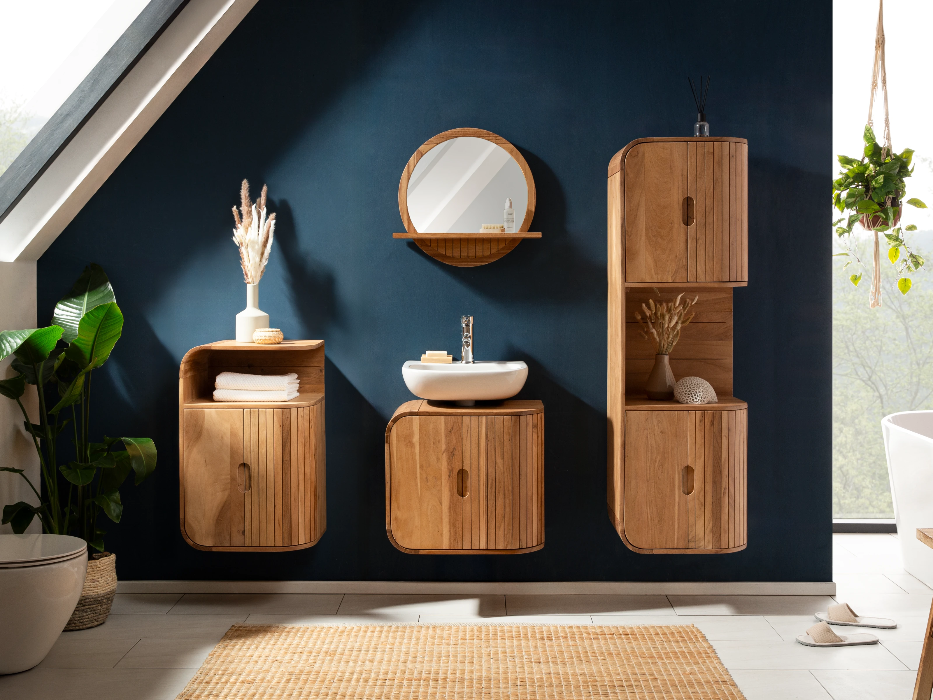 Frontansicht Badmöbel-Set Tenaga aus Akazie Eichefarben mit Softclose, drei hängenden Unterschränken, rundem Spiegel.