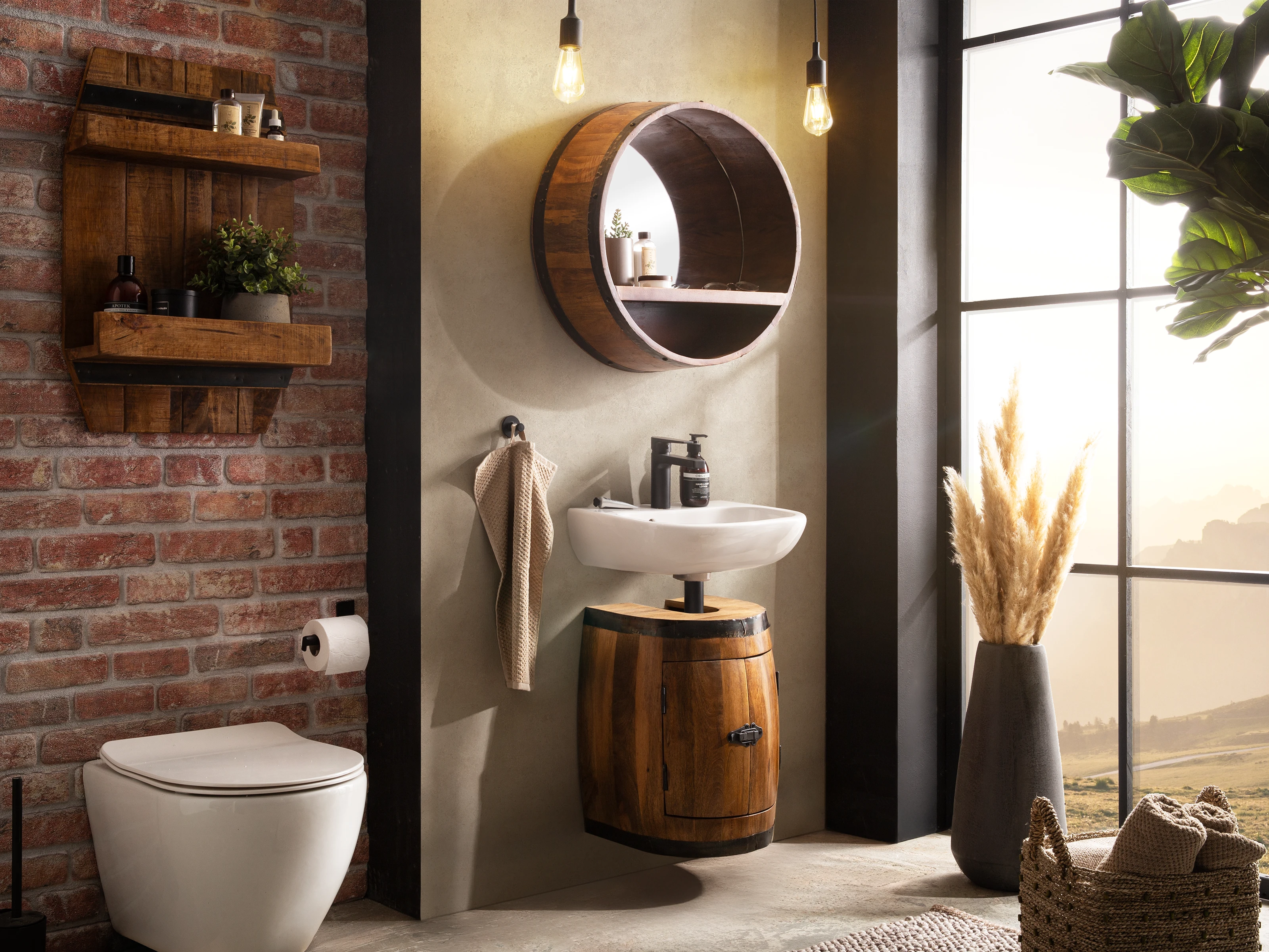 Badmöbel-Set Barrel 3-teilig aus lackiertem Holz, Braun, 45° Wohnbeispiel mit Wandregal, runder Ablage und Waschbeckenschrank Badspiegel Barrel: runder lackierter Holzspiegel (Ø55×22?cm) in 45°-Wohnbeispielansicht über passendem Waschtisch-Unterschrank