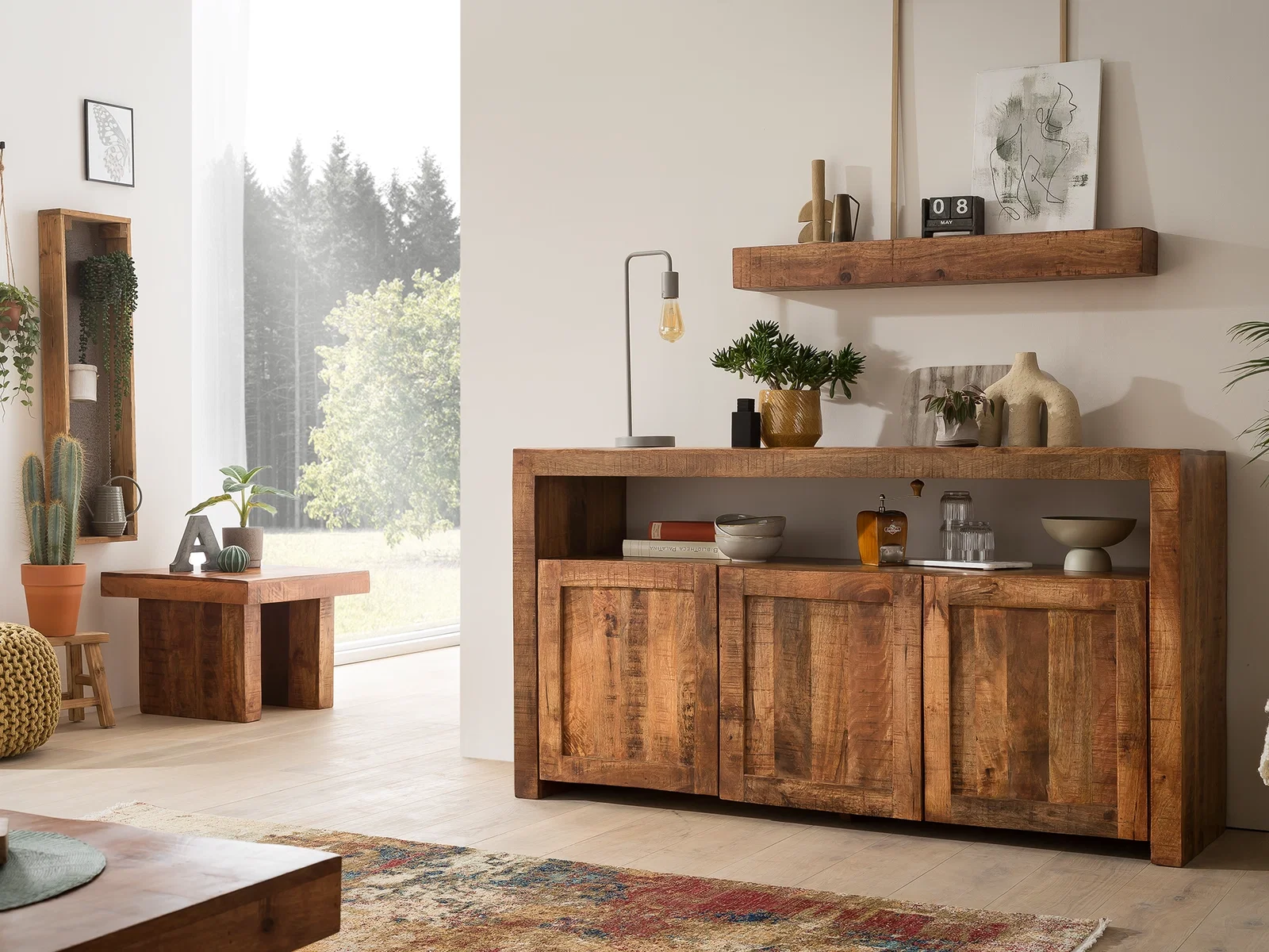 Wohnzimmer im Landhausstil mit Country Massivholzmöbeln von Woodkings