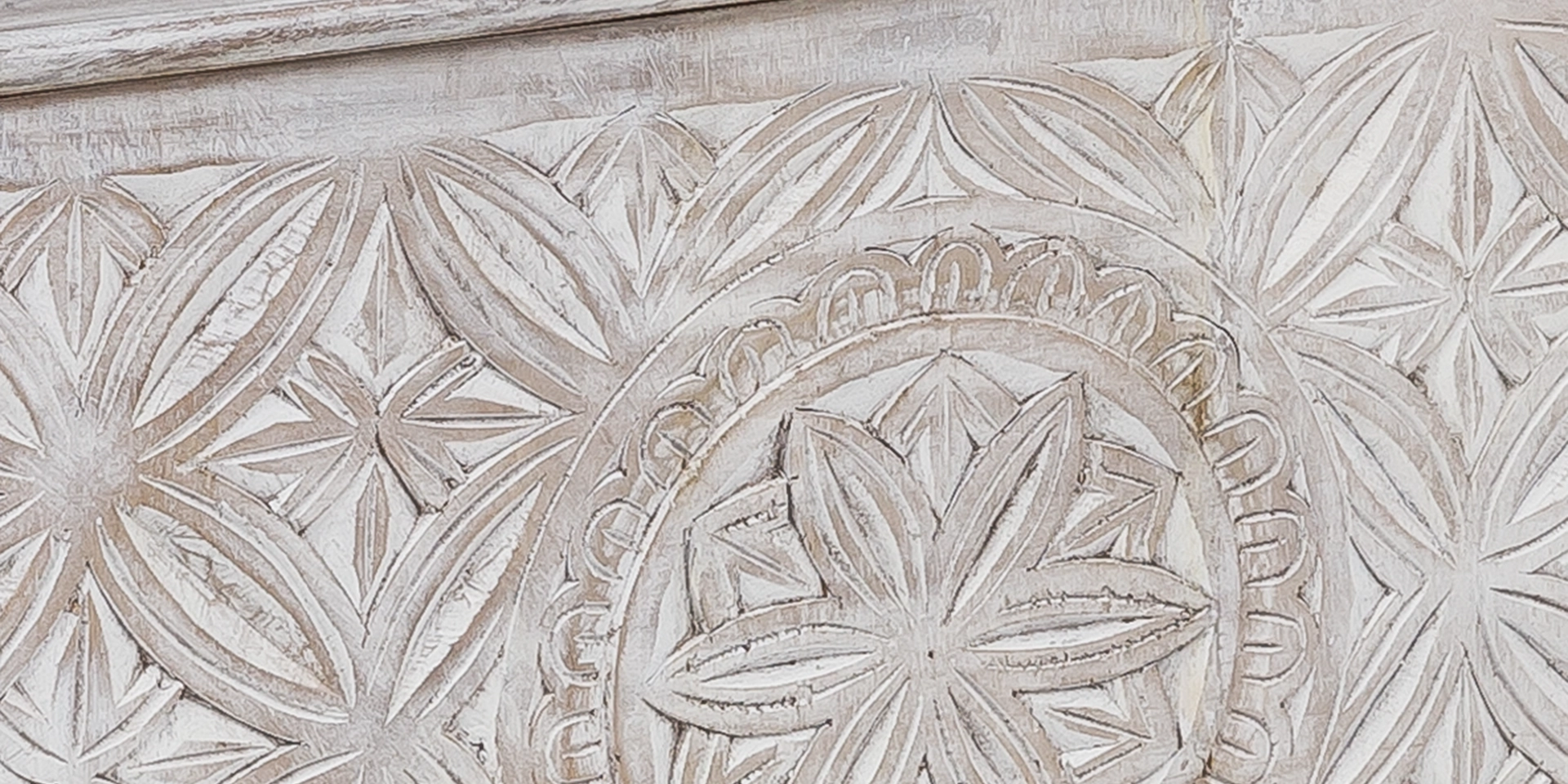 Detailaufnahme des Mackay-Möbels: Nahaufnahme Holzmaserung, feine Kanten und mattes, warmes Holzfinish