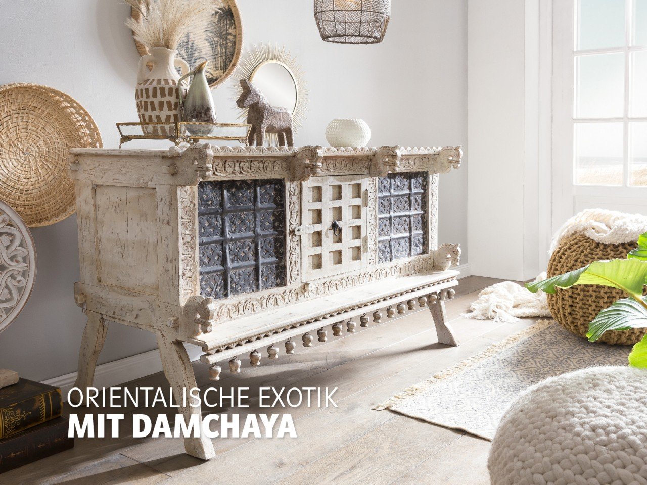 Damchaya-Sideboard aus hellem Holz in einem hellen, skandinavisch eingerichteten Raum, dekoriert mit Pflanze, Lampe und offenen Fächern