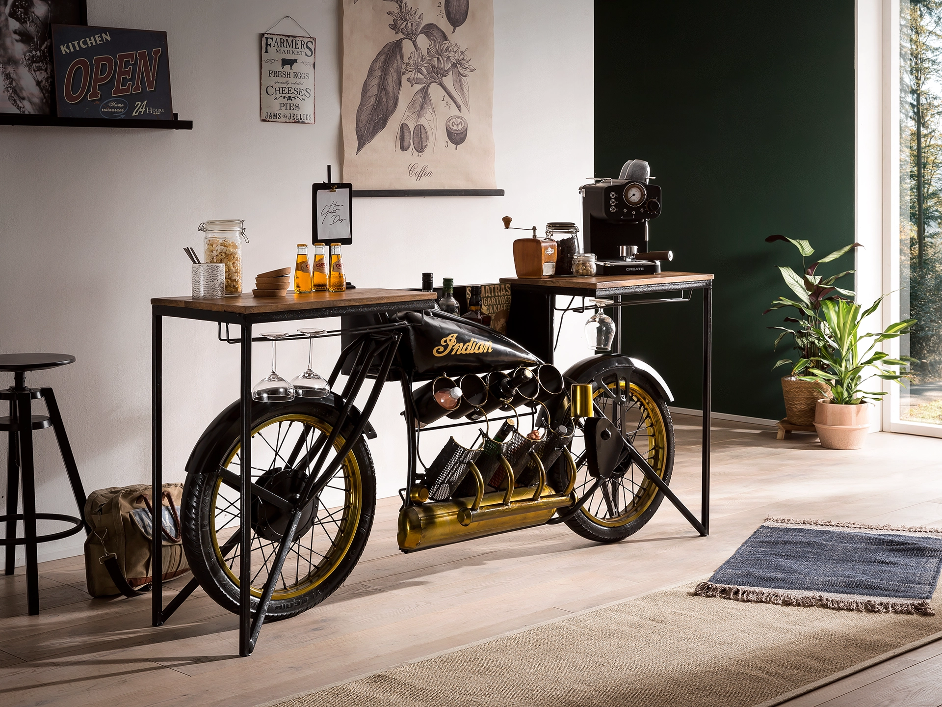 Ambienteaufnahme des Woodkings‑Produkts „Indian Black“: dunkles Holzfinish in modern-rustikalem Interieur, warme Beleuchtung, elegante Maserung sichtbar