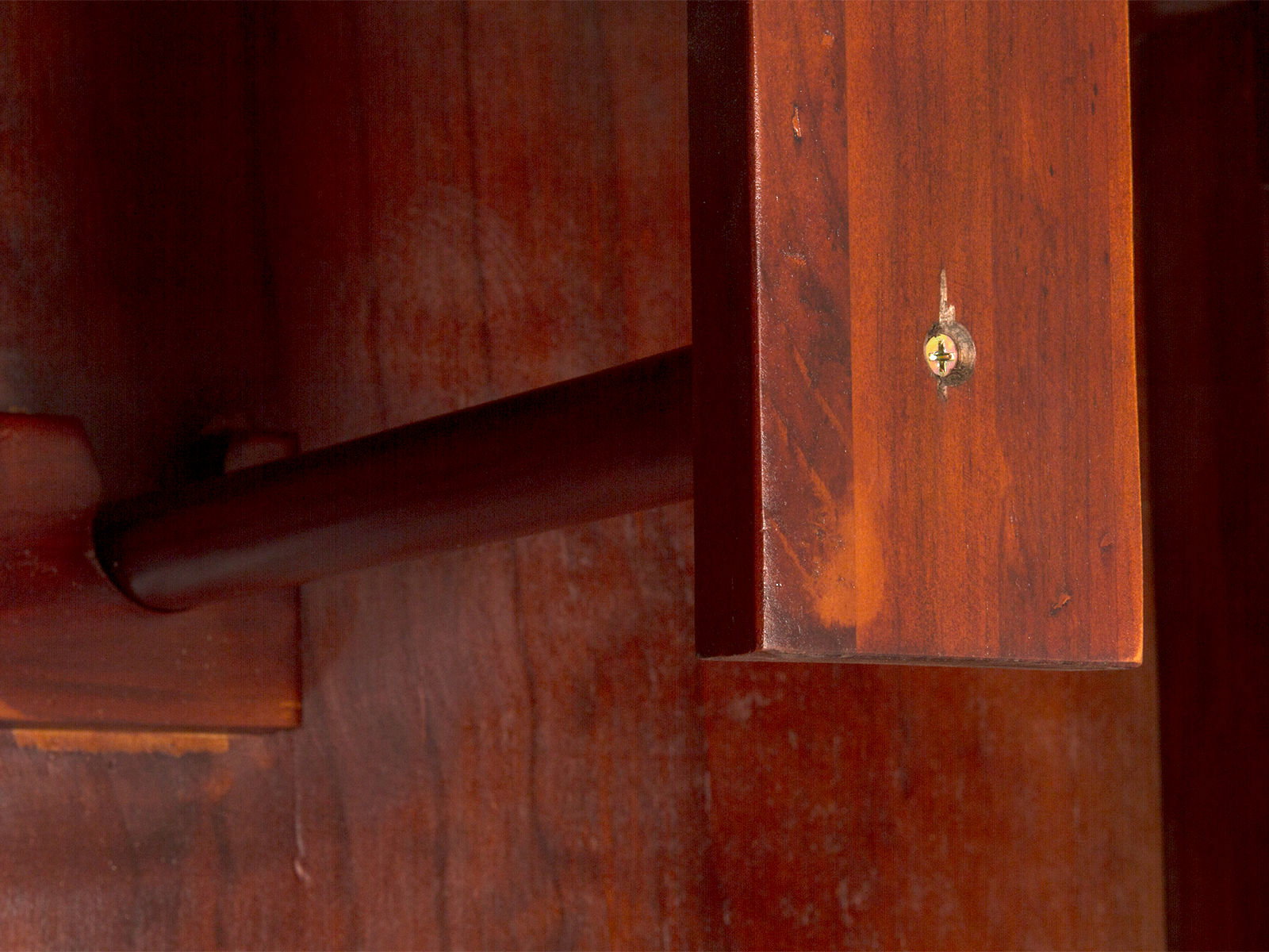 Detailansicht: Innenseite Kleiderschrank „Catana“ braun mit lackierter Pinienholz-Oberfläche und Kleiderstangenhalterung