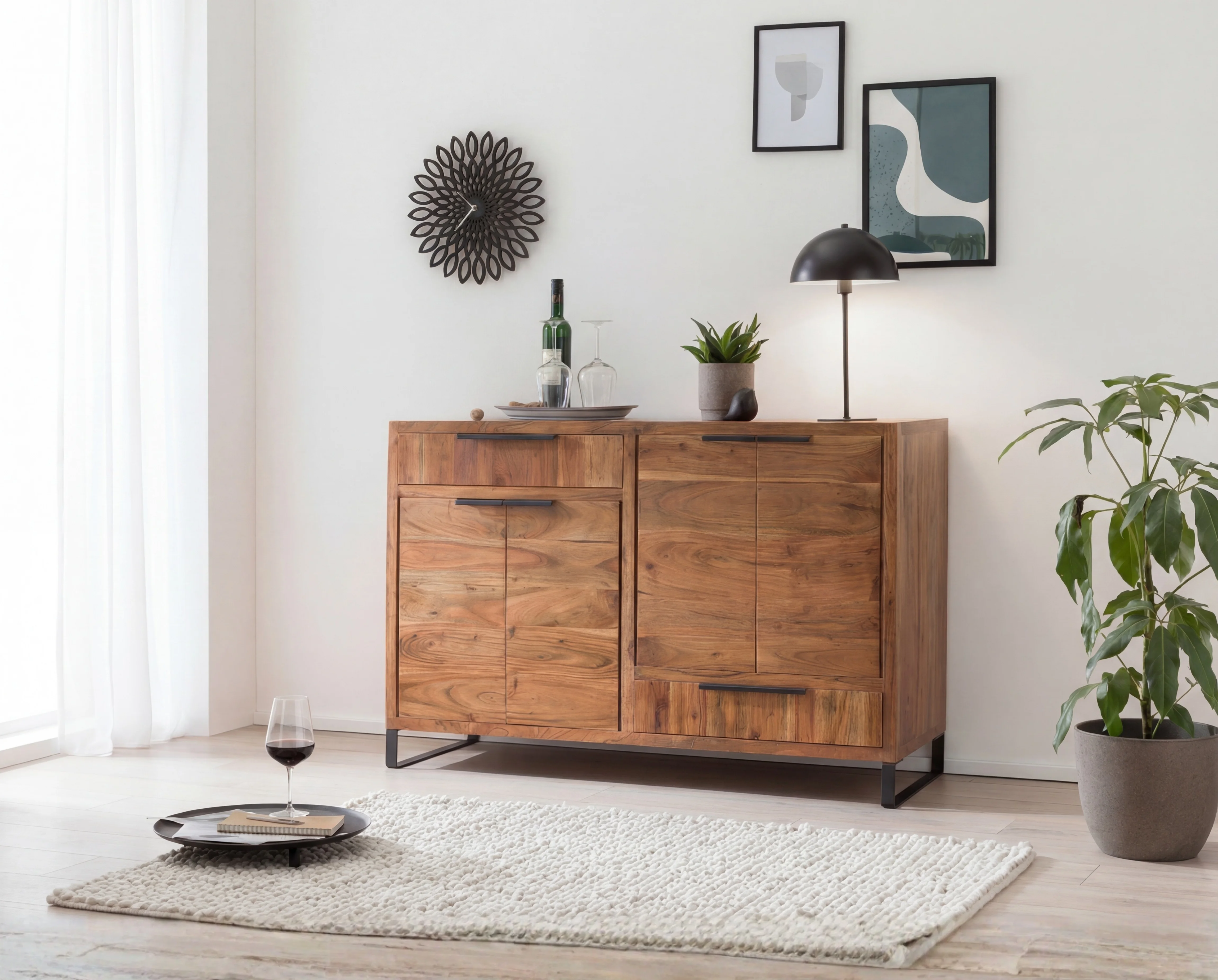 Massivholz Sideboard aus Akazie mit heller Holzmaserung, Schubladen und Türen im modernen Landhausstil für Wohn- und Essbereich