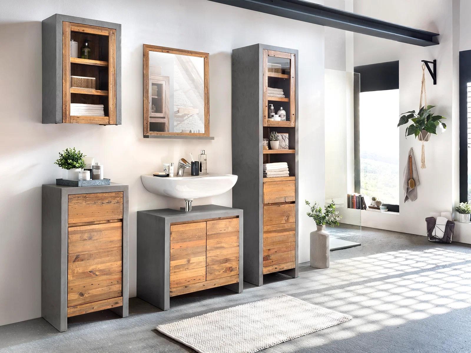 Badmöbel Burnham mit Fronten in Betonoptik und Elementen aus Pinie im hellen Badezimmer
