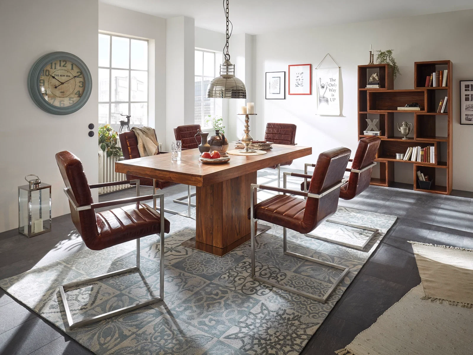 Moderner Holz-Cube als Beistelltisch in warmem Wohnambiente, natürliche Holzmaserung, minimalistisches Design für Wohnzimmer