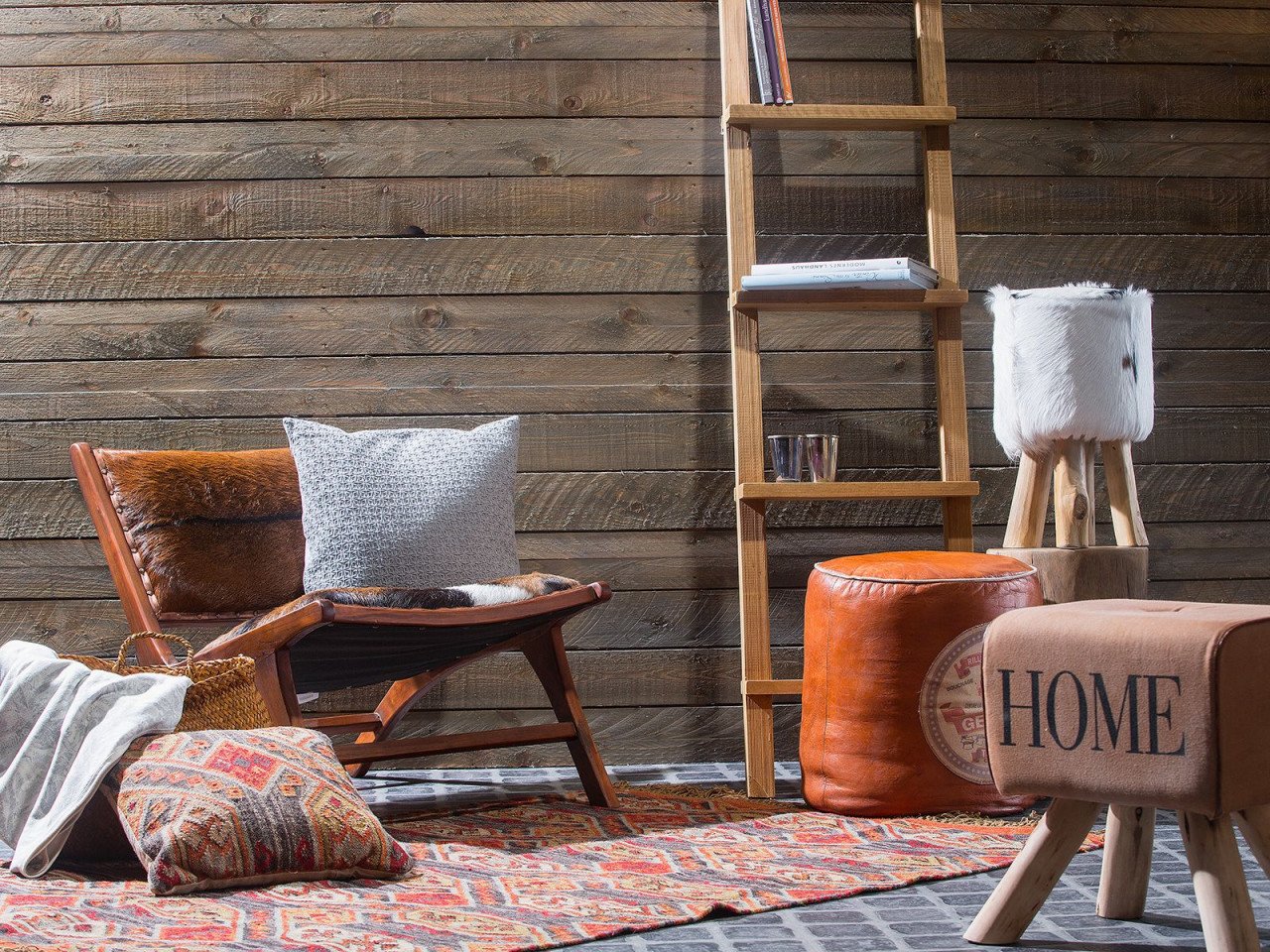 Gemütliches Chalet-Ambiente: rustikales Holzschlafzimmer mit massivem Holzbett, warmem Licht, Fellen und alpinem Hüttenstil.