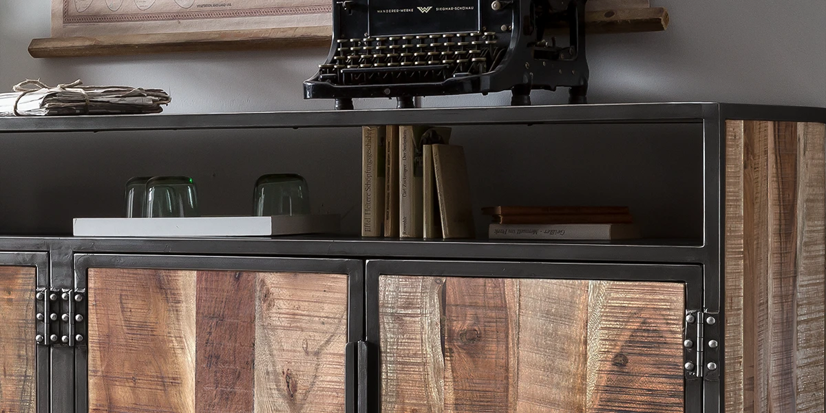 York Massivholz-Esstisch in warmer Eiche mit sichtbarer Maserung, matter Oberfläche und skandinavisch-minimalistischem Design