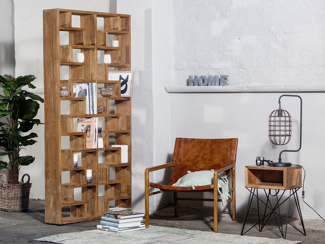 Offenes Würfelregal als Raumteiler im modernen Wohnzimmer, helle Holzoptik mit Pflanzen, Büchern und dekorativen Accessoires