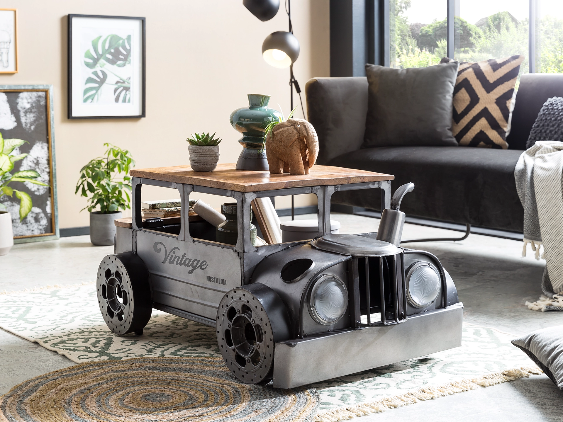 Vintage-Auto-Couchtisch im Wohnambiente, Oldtimer-inspiriertes Design als stylischer Blickfang im Wohnzimmer