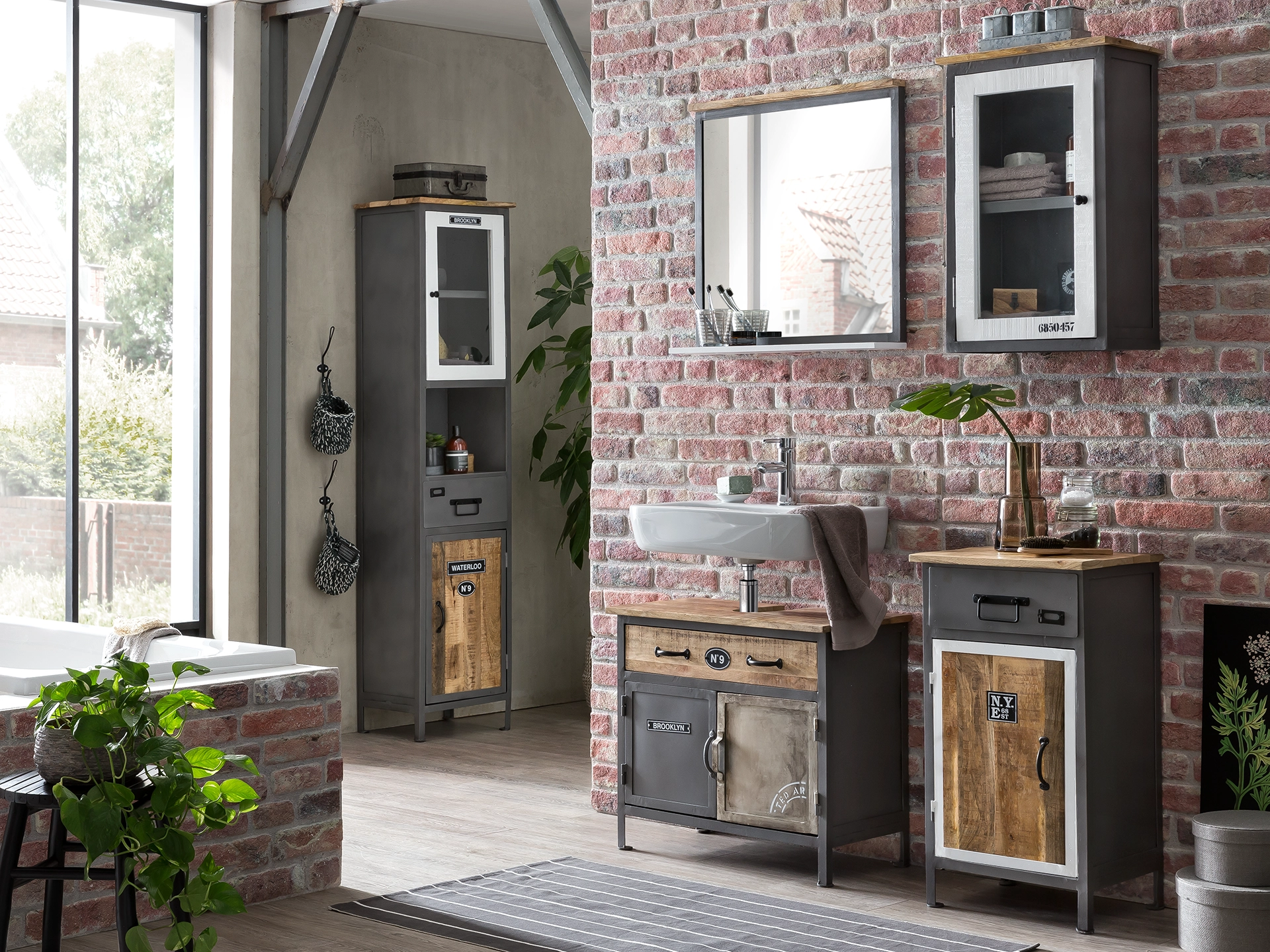 Pinetown Sideboard aus Kiefernholz mit warmem, rustikalem Finish in modernem Wohnzimmer-Ambiente