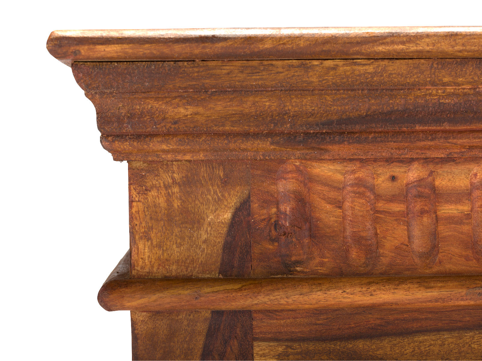 Detailansicht lackierter Akazien-Holz-Zierkante der Vitrine Merlow Akazie (65×185×43 cm), betont Maserung und Verarbeitung