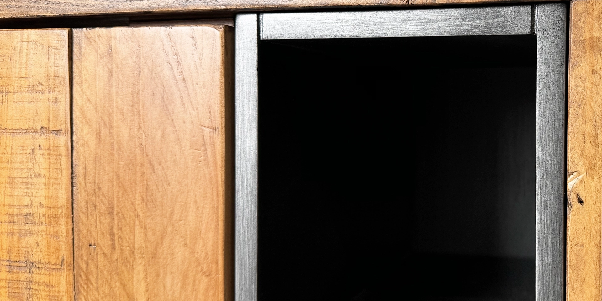 Detailaufnahme des 'Detroit' Möbels: warme Holzoberfläche mit sichtbarer Maserung, präzise Kantenführung und natürlicher Struktur