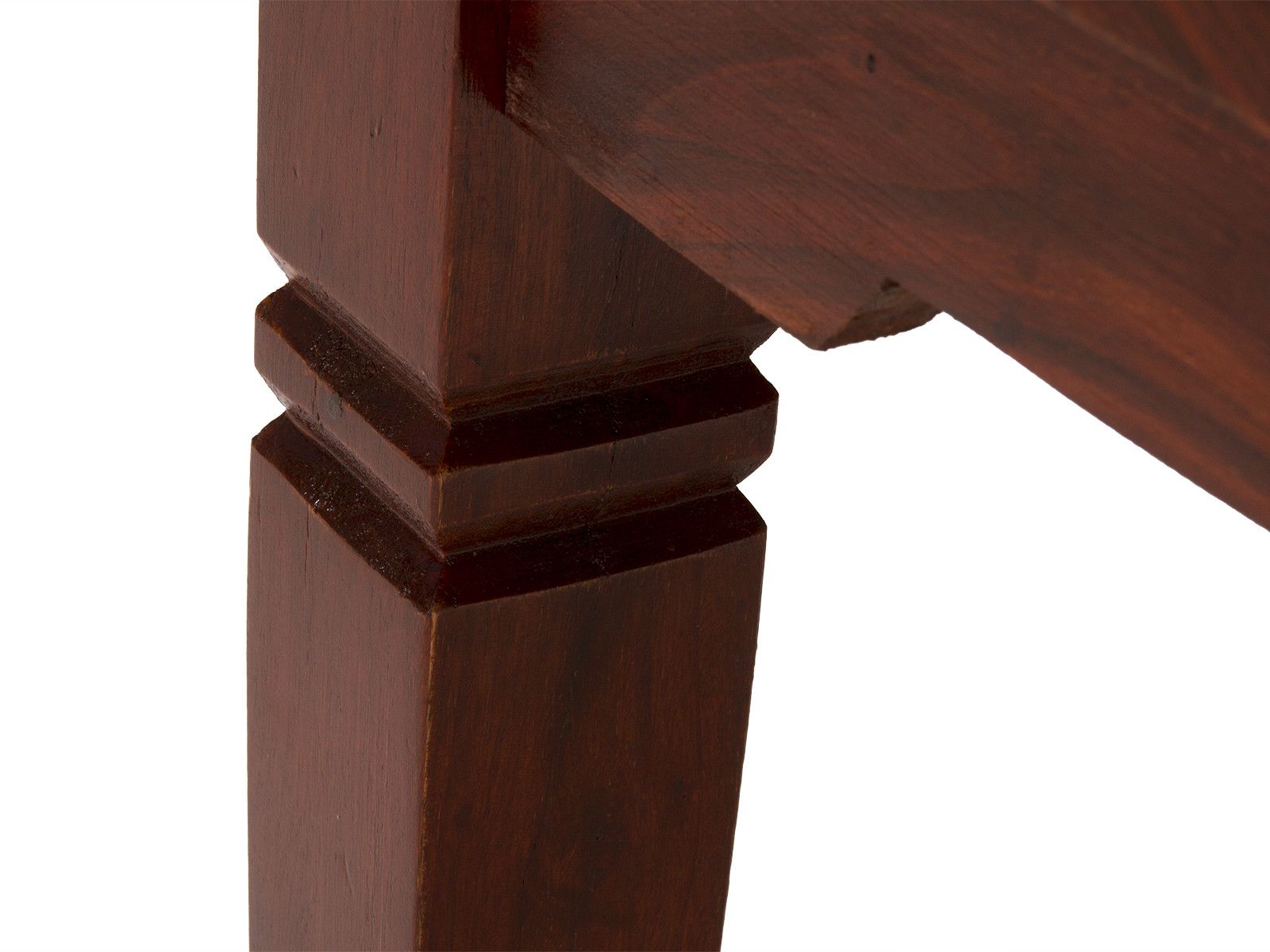 45°-Detailansicht Freisteller: quadratischer Beistelltisch Texas (60x60x45 cm) mit lackiertem Akazienholz-Tischfuß in Braun.