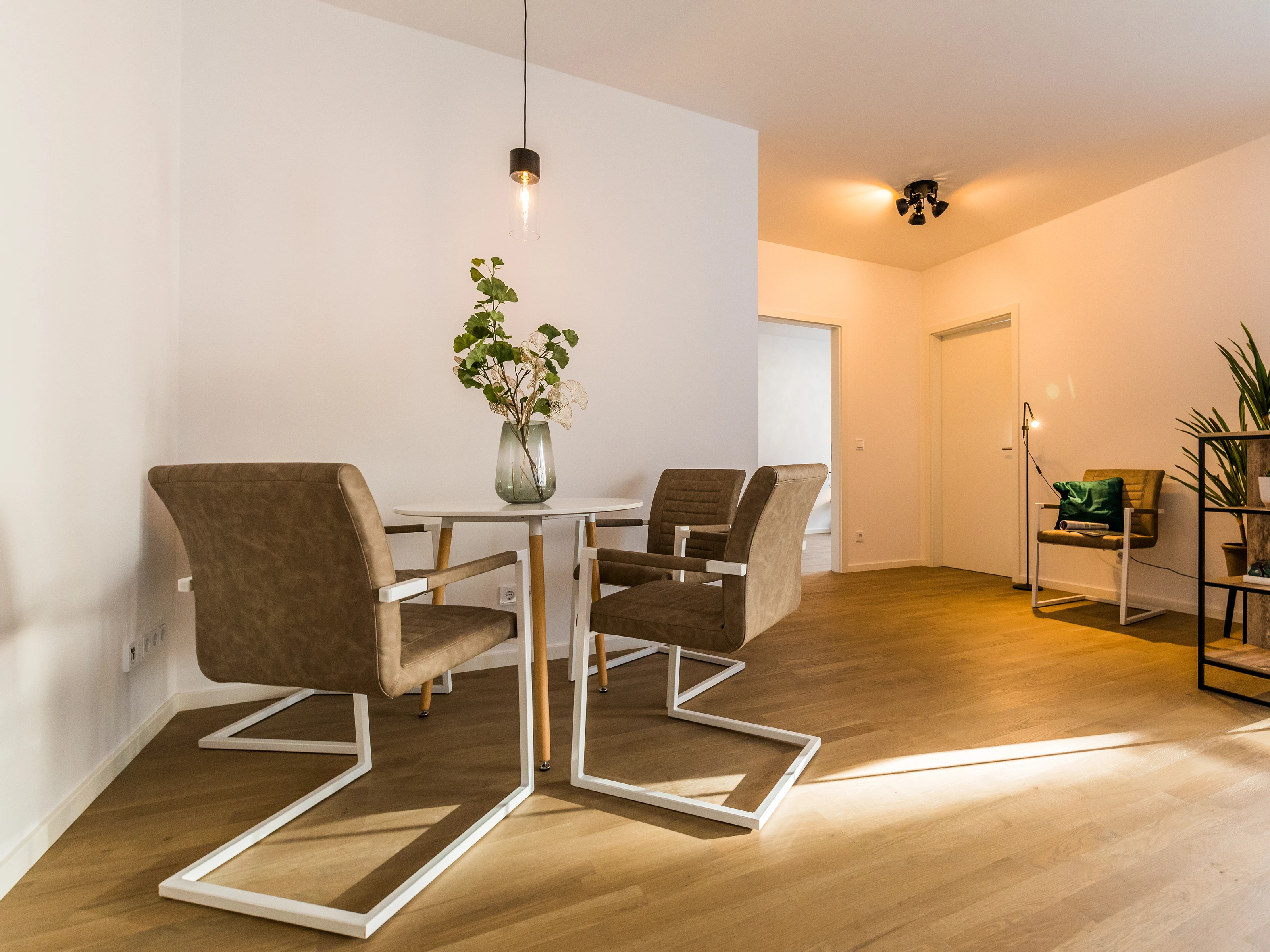 Modernes Büro-/Praxiszimmer mit Holzschreibtisch, ergonomischem Stuhl, Regal, Pflanze und skandinavischem Minimalstil