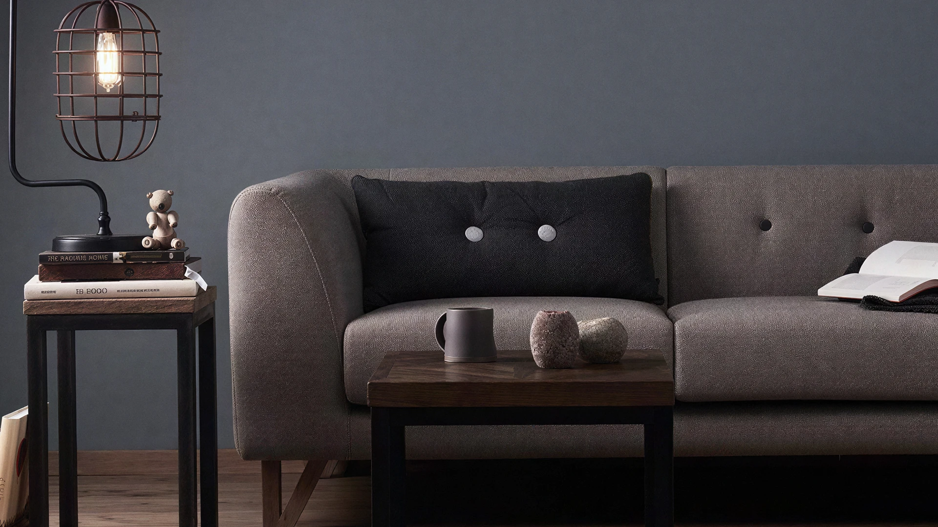 Banner für Wissenswertes und Ratgeber: Sofa mit Beistelltisch und Deko.