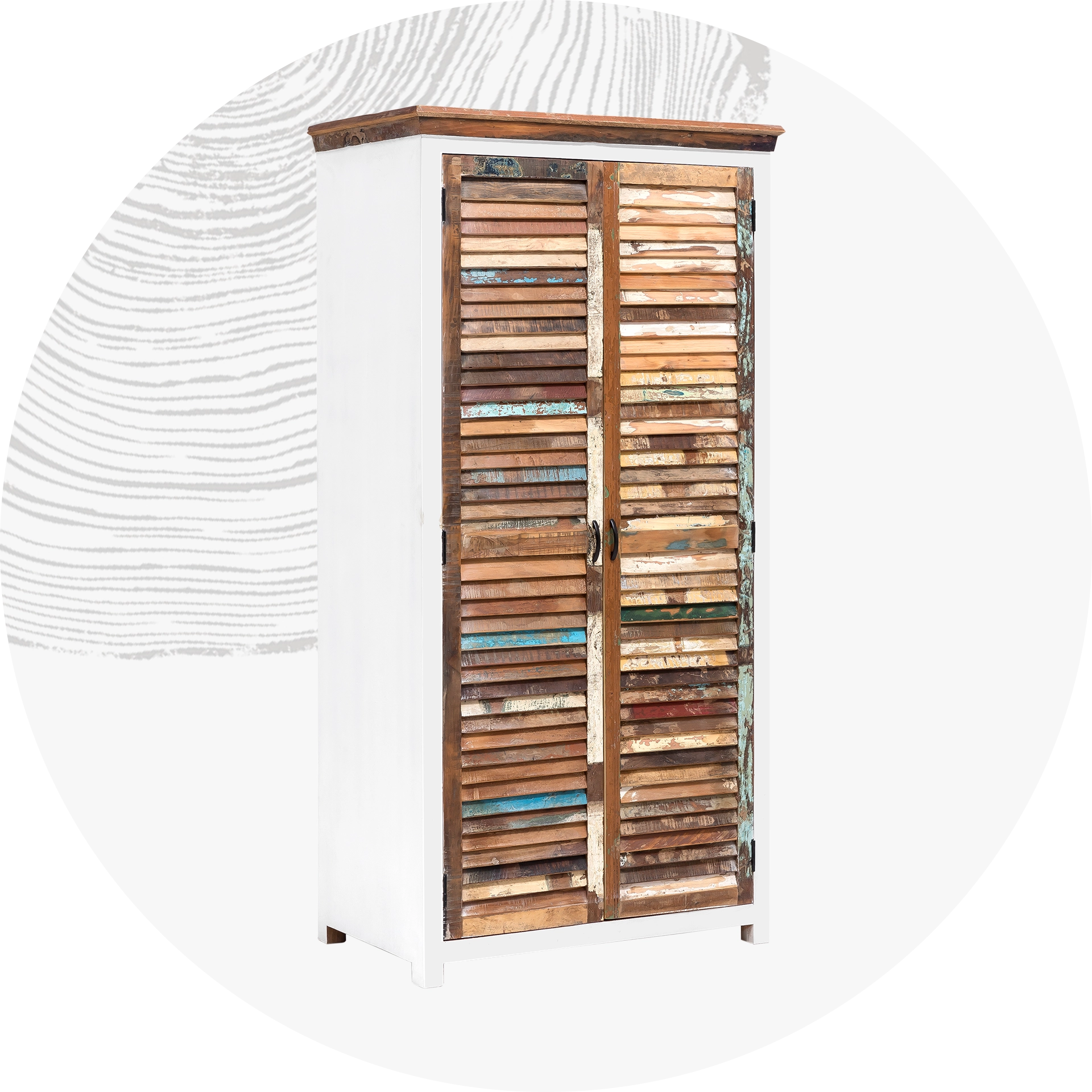 Moderner Kleiderschrank aus Holz im stilvollen Schlafzimmer-Ambiente, schlichtes Design mit viel Stauraum und warmen Holzfarben