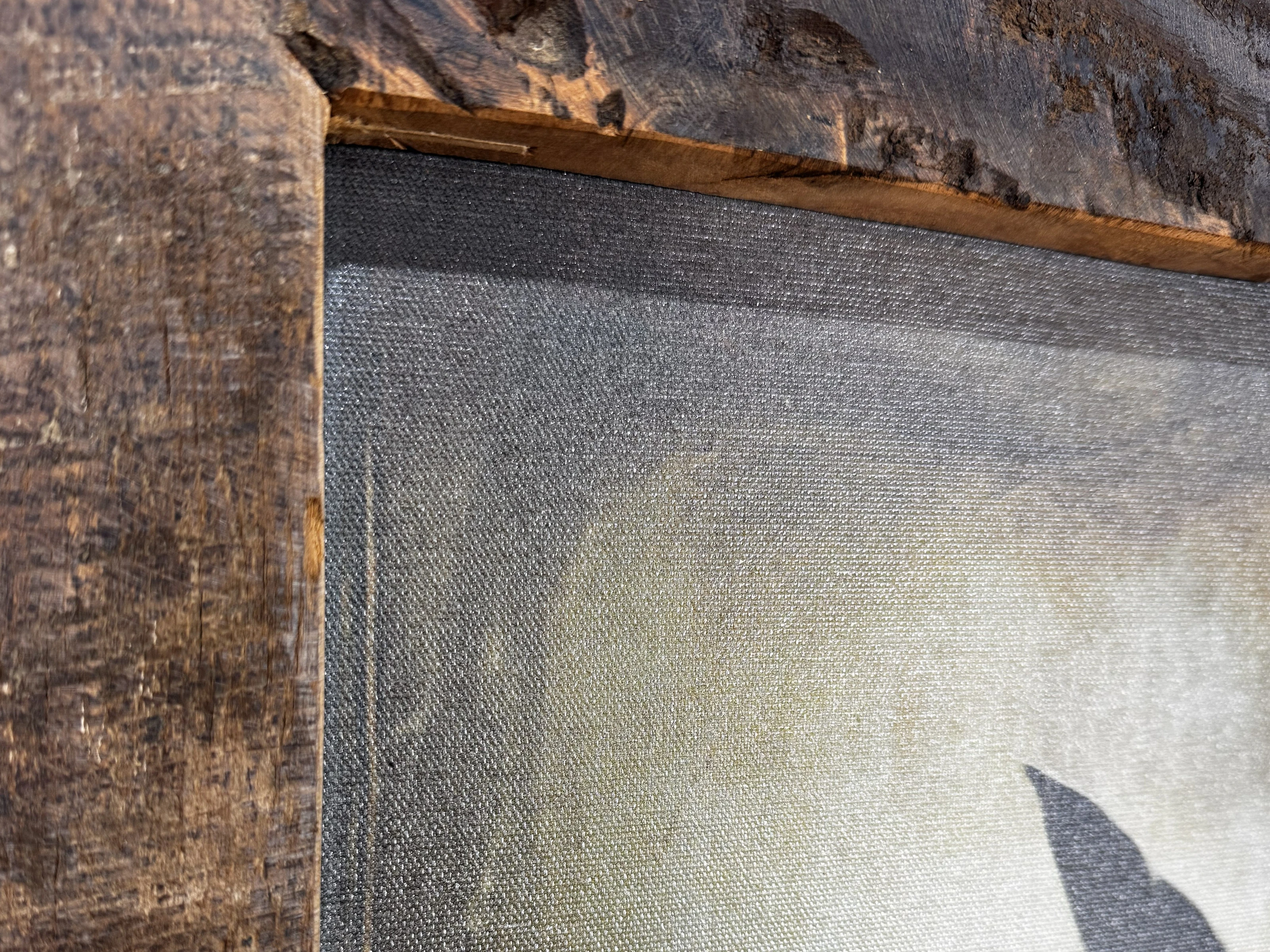 Detailansicht Leinwandstruktur und rustikale Altholz-Leiste des Canvas Wandbilds Silent Strength 70×90 cm