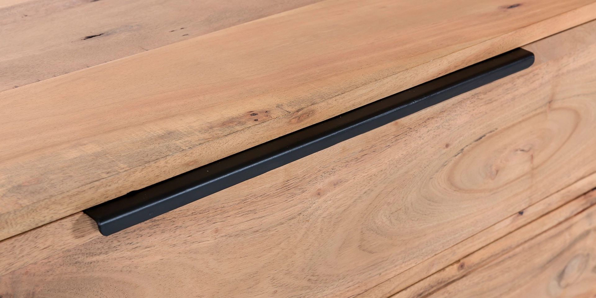 Detail einer massiven Eichenholzplatte mit intensiver Maserung, geölter Oberfläche und warmem Naturton