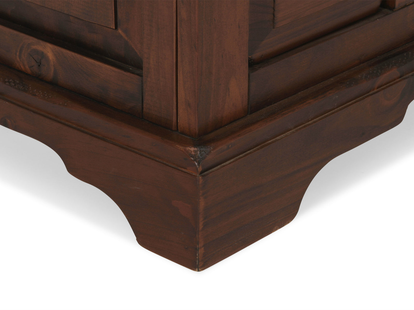 Detailbild der lackierten Pinie-Holzoberfläche und Sockelleiste des Highboard Catana in Braun (Frontansicht, Freisteller)